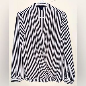 Ann Taylor Factory BEAUTIFUL Pinstripe 
Front Cross Pleated Draped Top Blouse XS